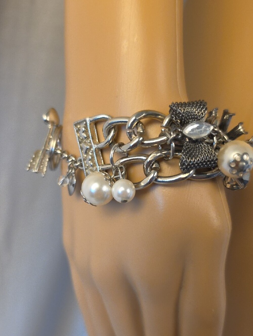 Betsey Johnson Silver Tone Bracelet with White Pearls and Clear Crystal Flower - Picture 3 of 7